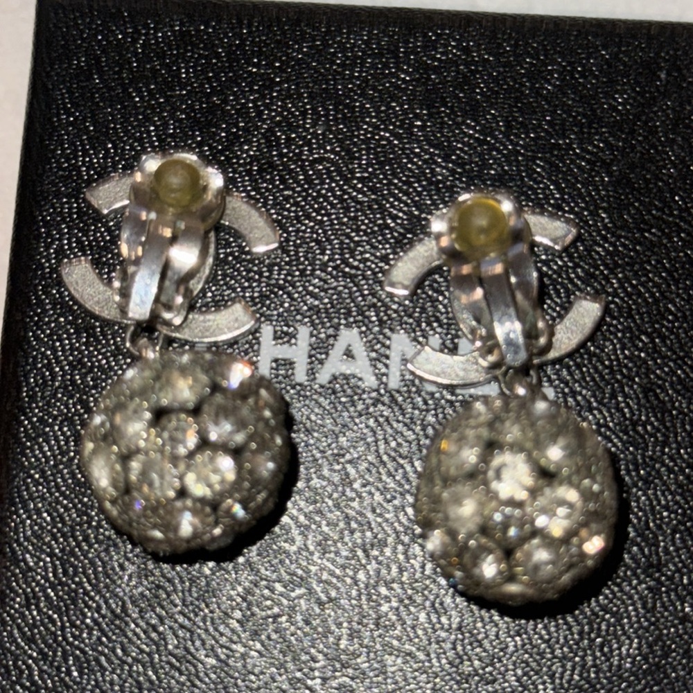 Vintage Chanel earrings clip ons great condition has some scratches. - Picture 4 of 7